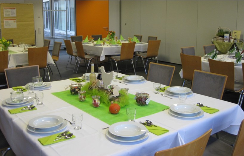 Gedeckter Tisch im Speisesaal des Ernährungszentrums Mittlerer Neckar
