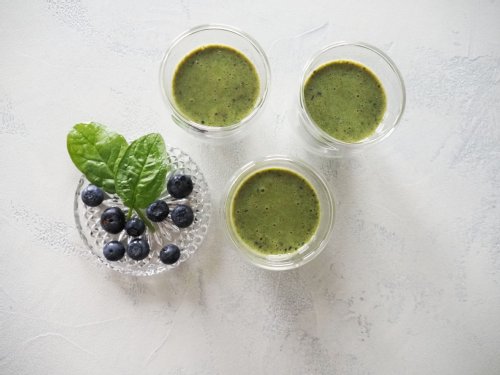 Grüner Smoothie in frei Gläser
