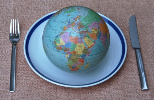 Besteck und Teller mit Globus