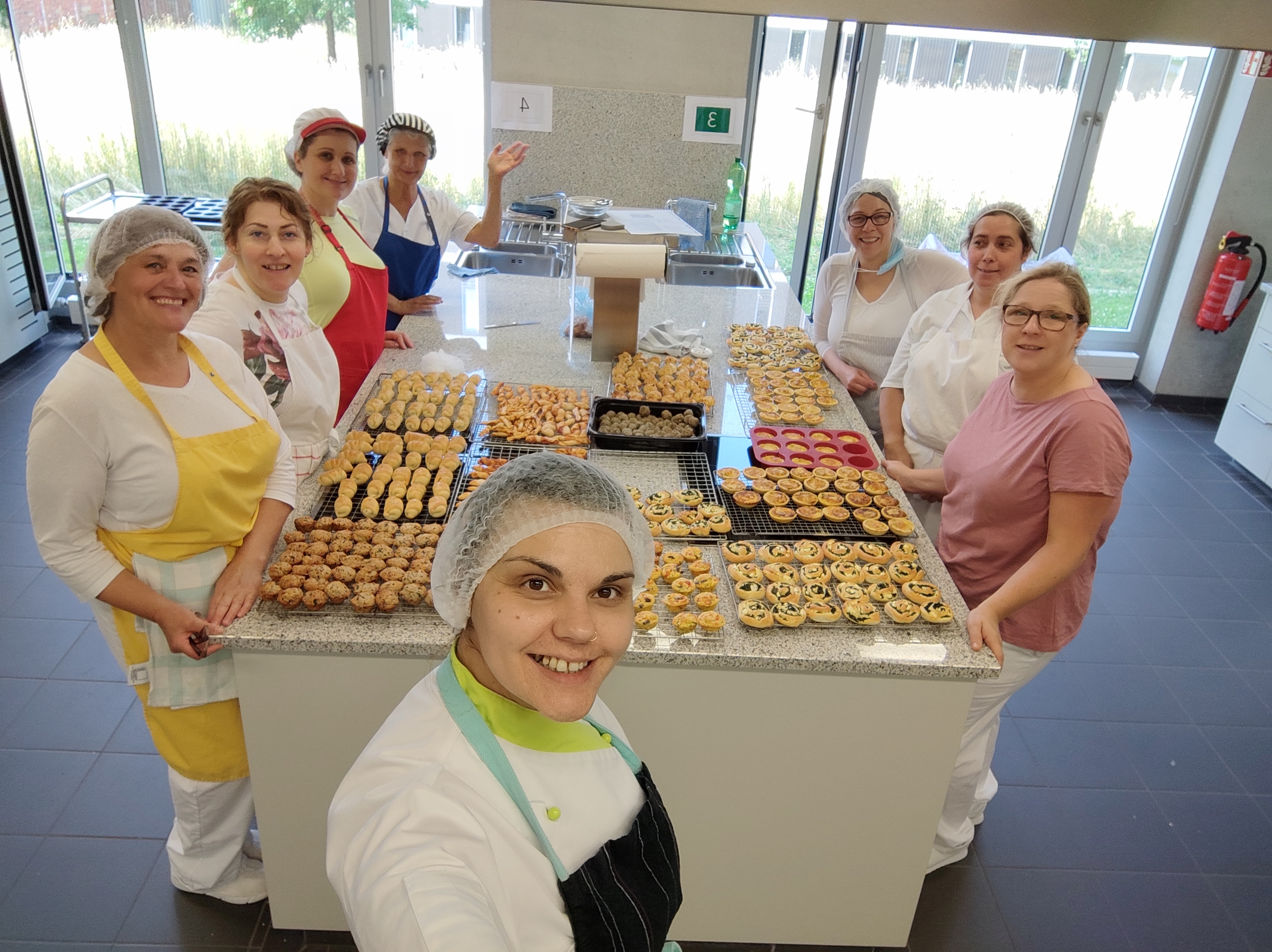 Küchenpraxis in der großen Lehrküche des Ernährungszentrums Mittlerer Neckar