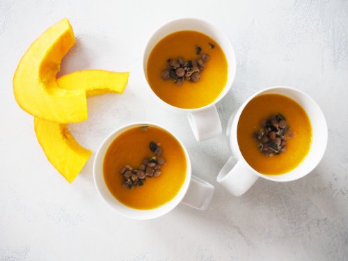Kürbissuppe in Tassen