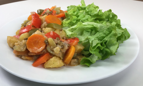 Teller mit Kartoffeln, Gemüse und Salat