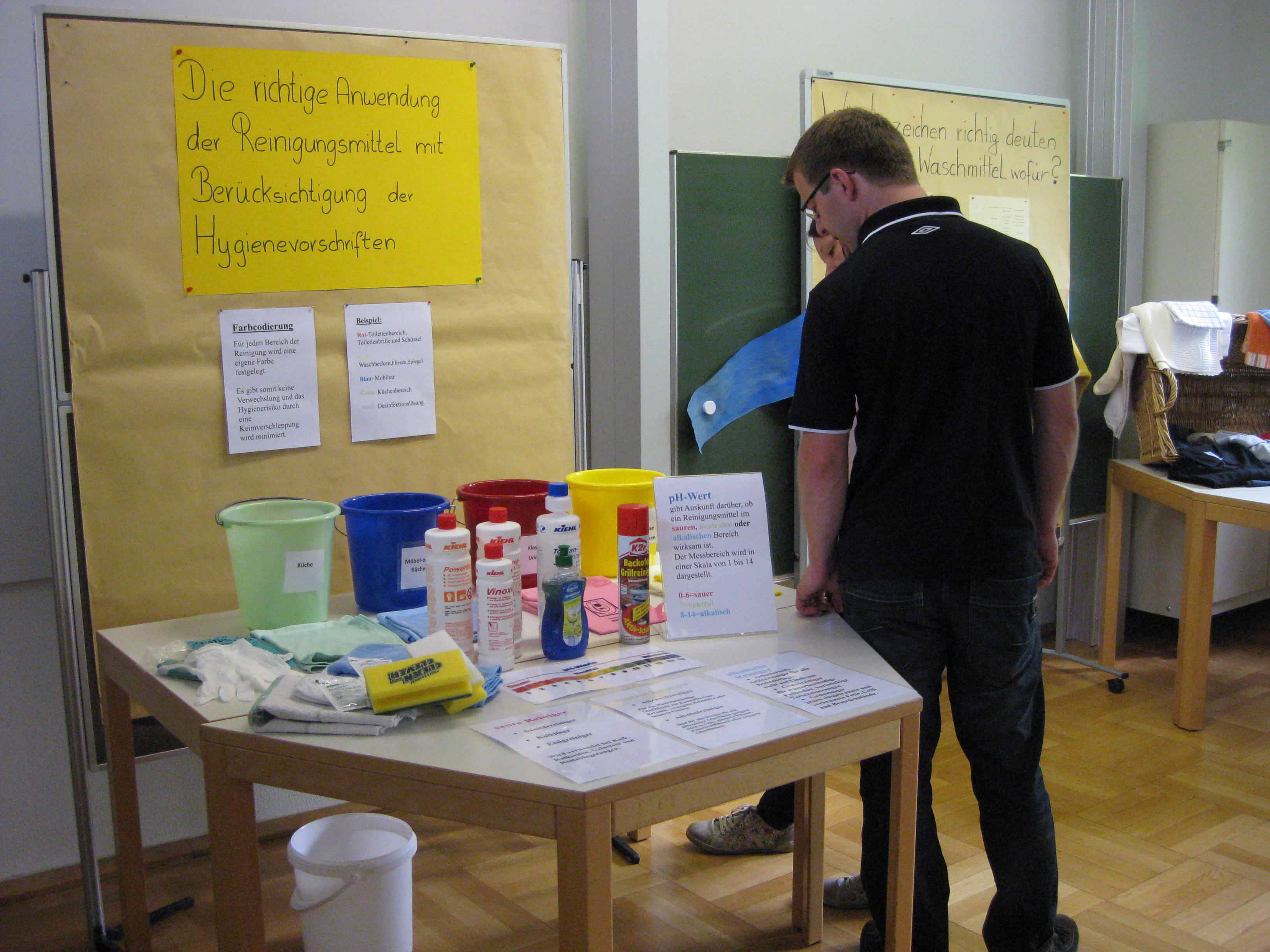 Tisch mit Reinigugnsmittel