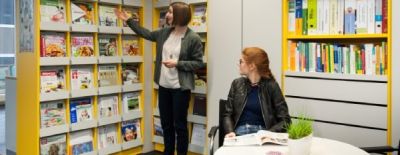 Zwei Frauen in der Fachbibliothek des Ernährungszentrums Ludwigsburg