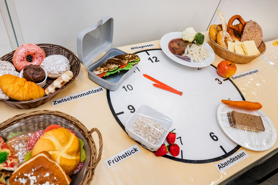 Aufbau zur Lehrschau mit Plakaten und Anschauungsmaterial